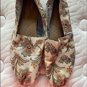 Toms - floral design
